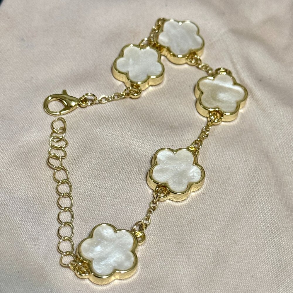 Women"s Clover Flower Elegant Pearl Style OS Bracelet-white